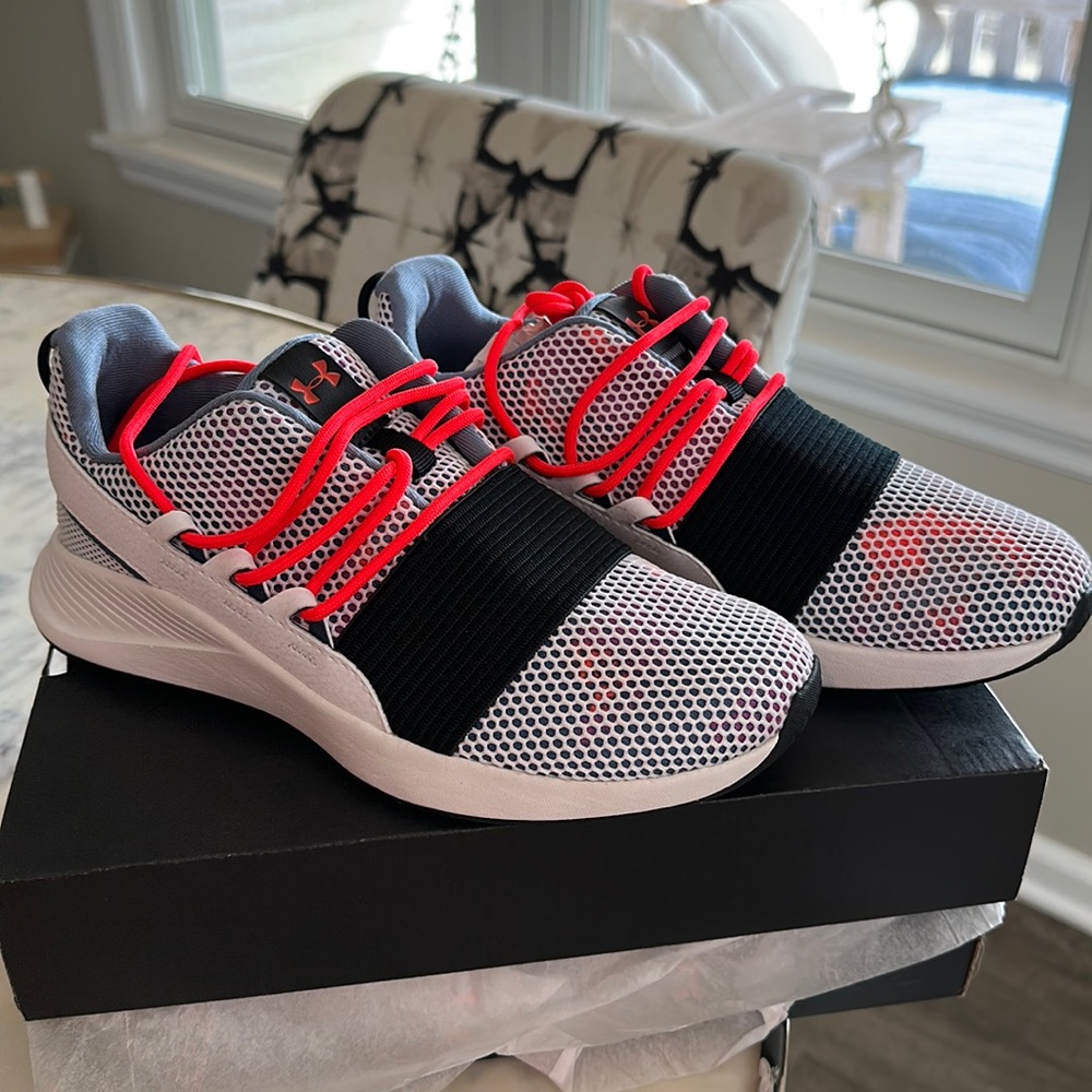 NWOT Tennis shoes